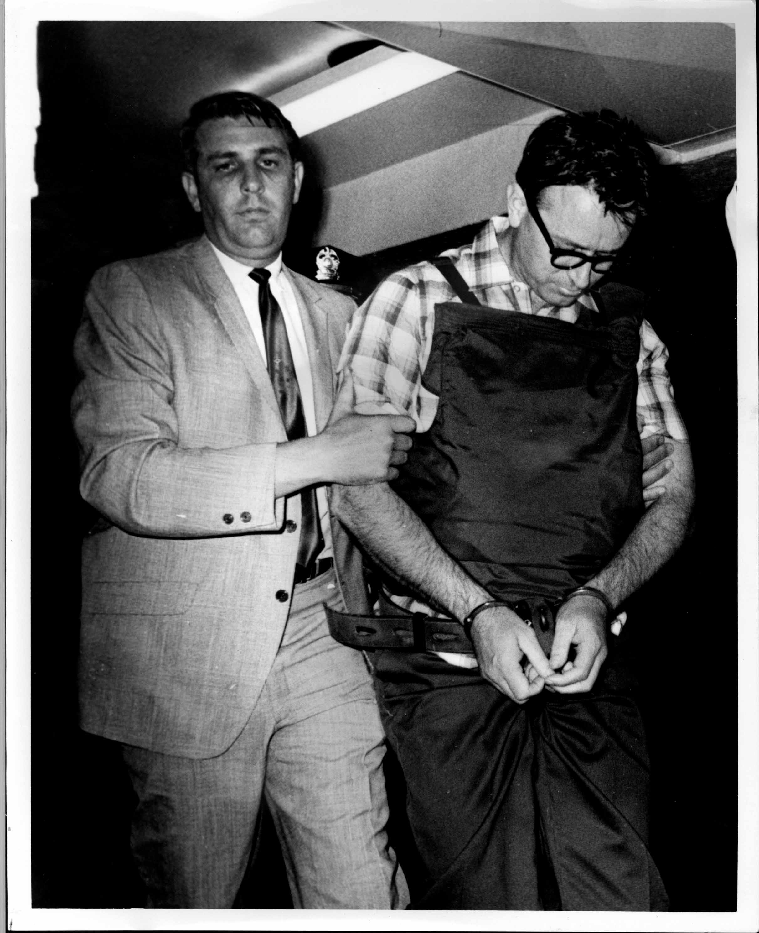 05James Earl Ray being brought into jail 05.jpg